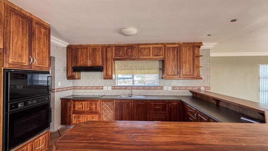 To Let 5 Bedroom Property for Rent in Myburgh Park Western Cape